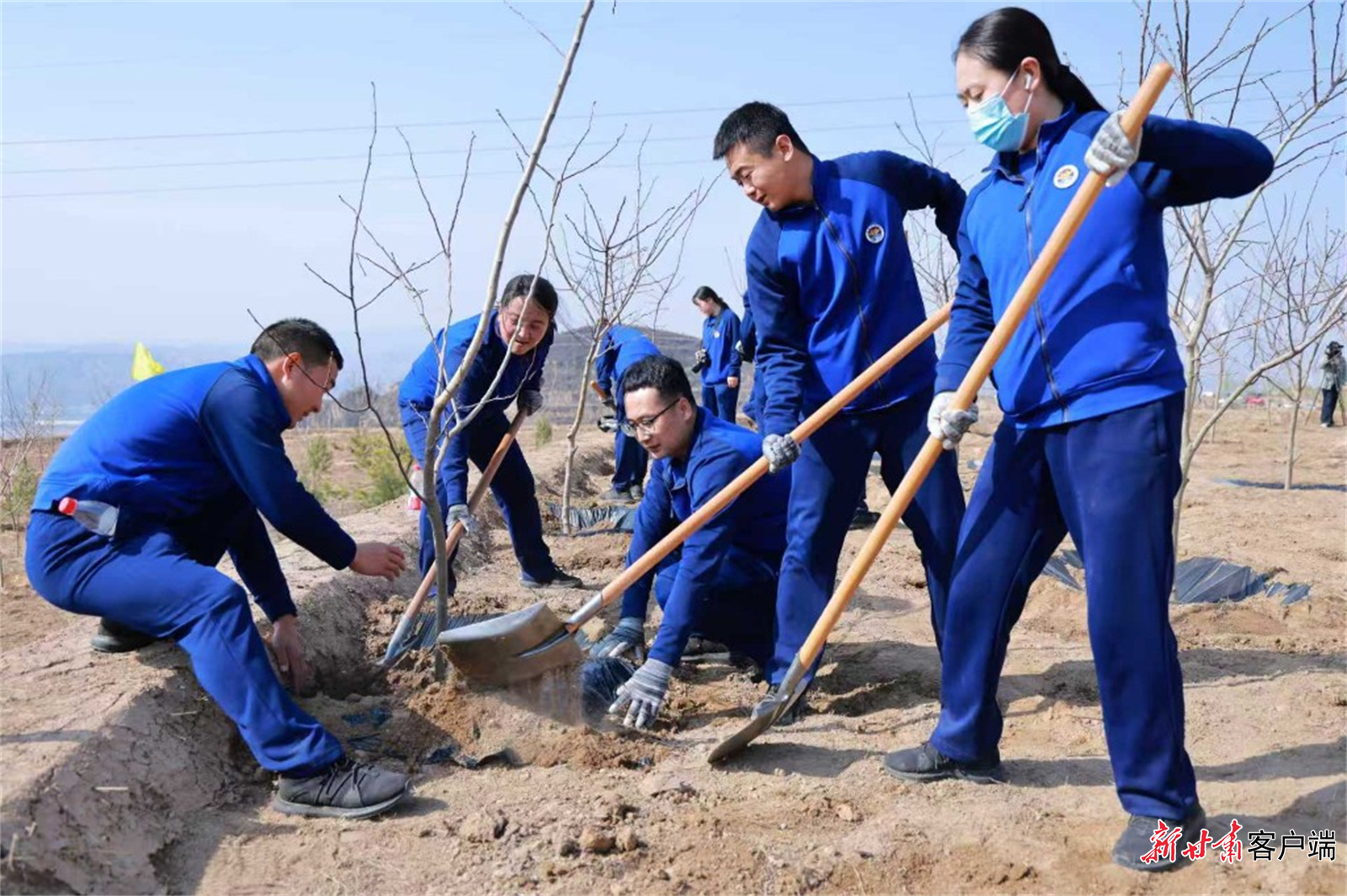 森林消防指战员参加义务植树活动　新甘肃&middot;甘肃日报通讯员　牛栋　摄