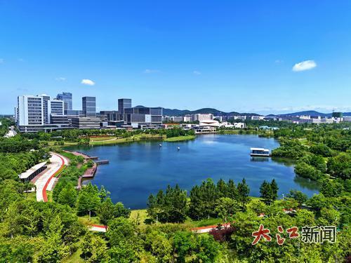 江西赣江新区中医药科创城，蔚蓝的天空下，湿地、森林、草地满目葱郁，绿意盎然。大江网视觉江西袁骏摄