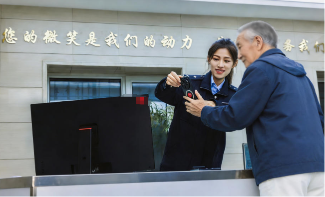 派出所民警指导老人通过“龙易办”办理户政业务