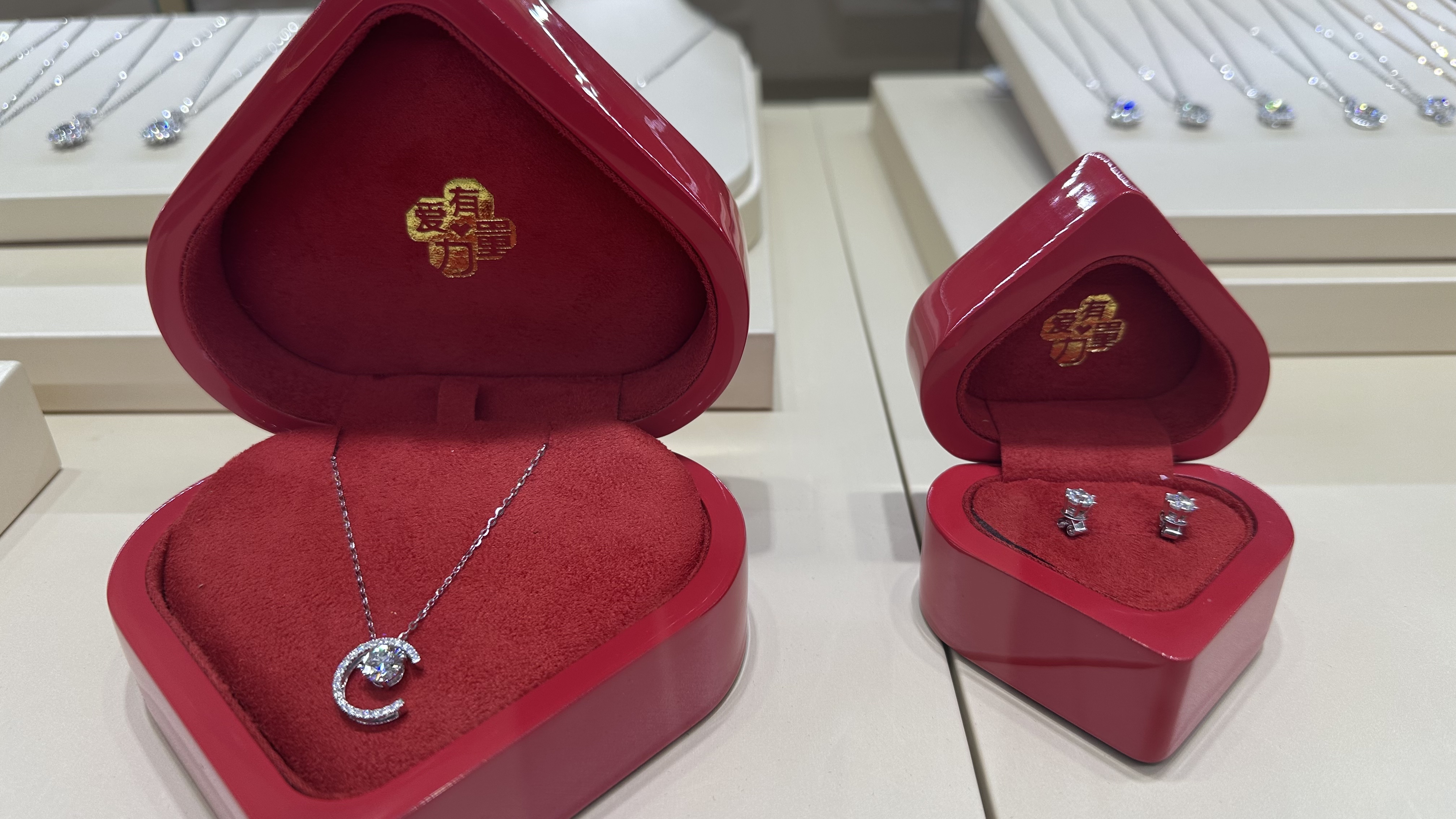 力量钻石展示大厅内的培育钻石产品。