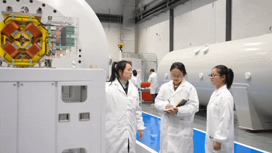 瑞昌核物理应用研究院的科研团队正在研究、讨论。 江西广播电视台记者 摄