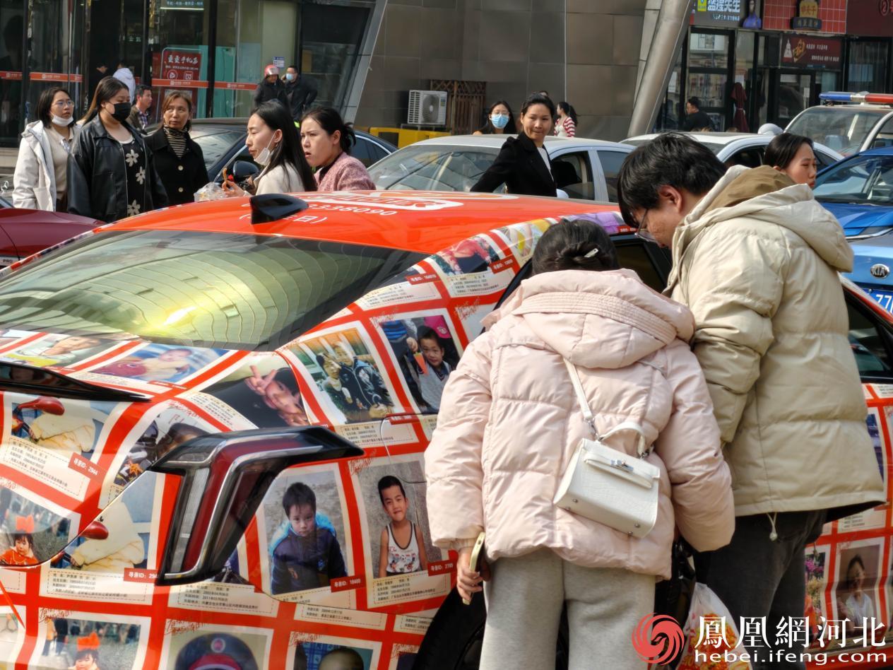 寻子车引起路人的围观 李卓然摄