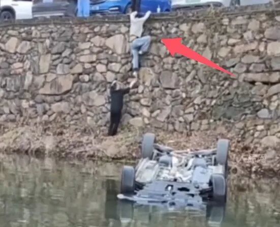 ▲箭头所指身穿灰色上衣者便是救人者赖跃龙。