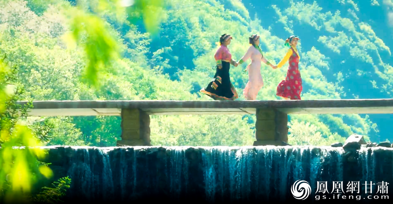 游客在官鹅沟瀑鸣山谷间流连忘返　宕昌县文体广电和旅游局供图