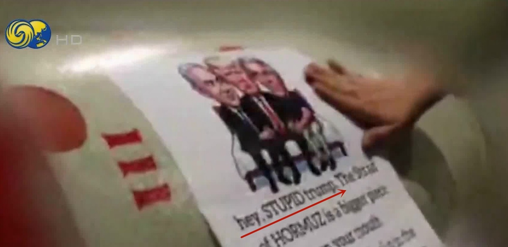 图中划红线处为“hey,STUPID trump”,意为“嗨,笨蛋特朗普”。