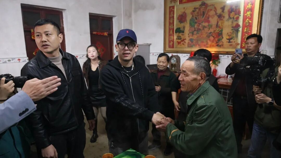 @麦狗886 罗李晟（左二）与家中长辈攀谈