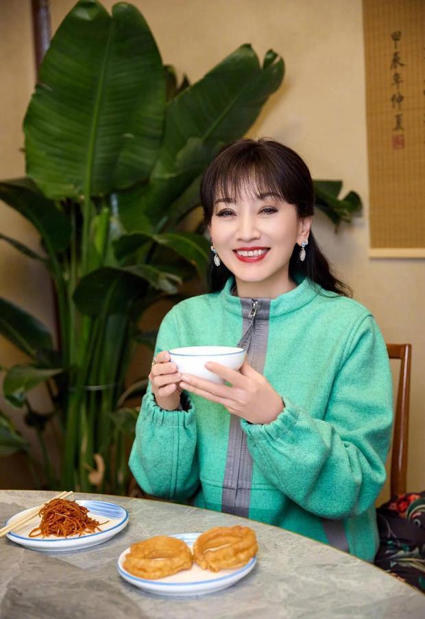 赵雅芝绽放灿烂笑容，心情大好。