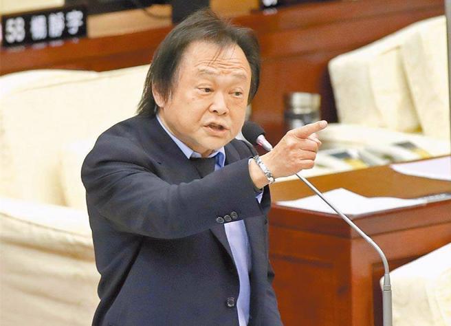 柯文哲哭诉配头“跪着擦地板”，王世坚回复