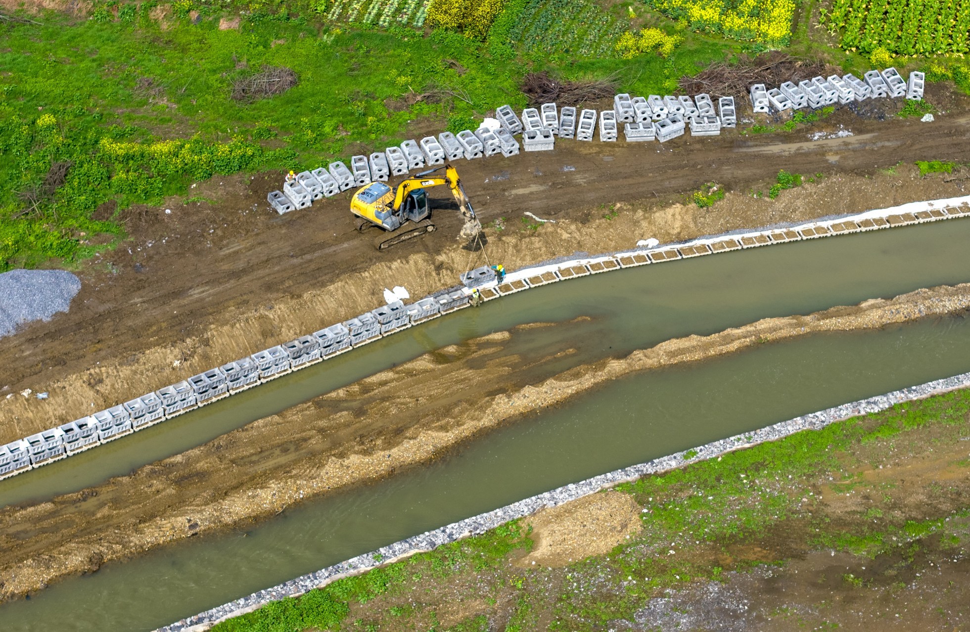 清河道、固边坡，新余孔目江水利建设“马力全开”备春耕