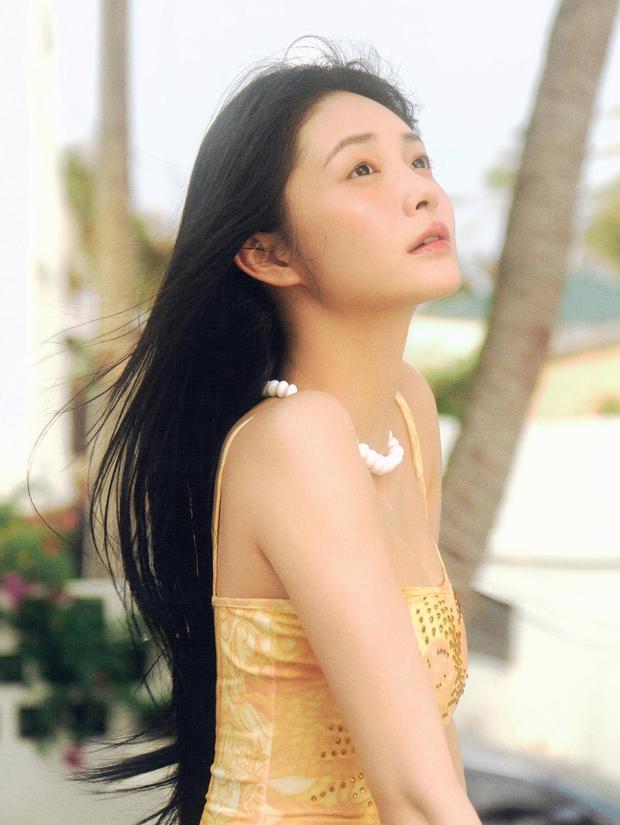 周洁琼长发飘逸气质佳。