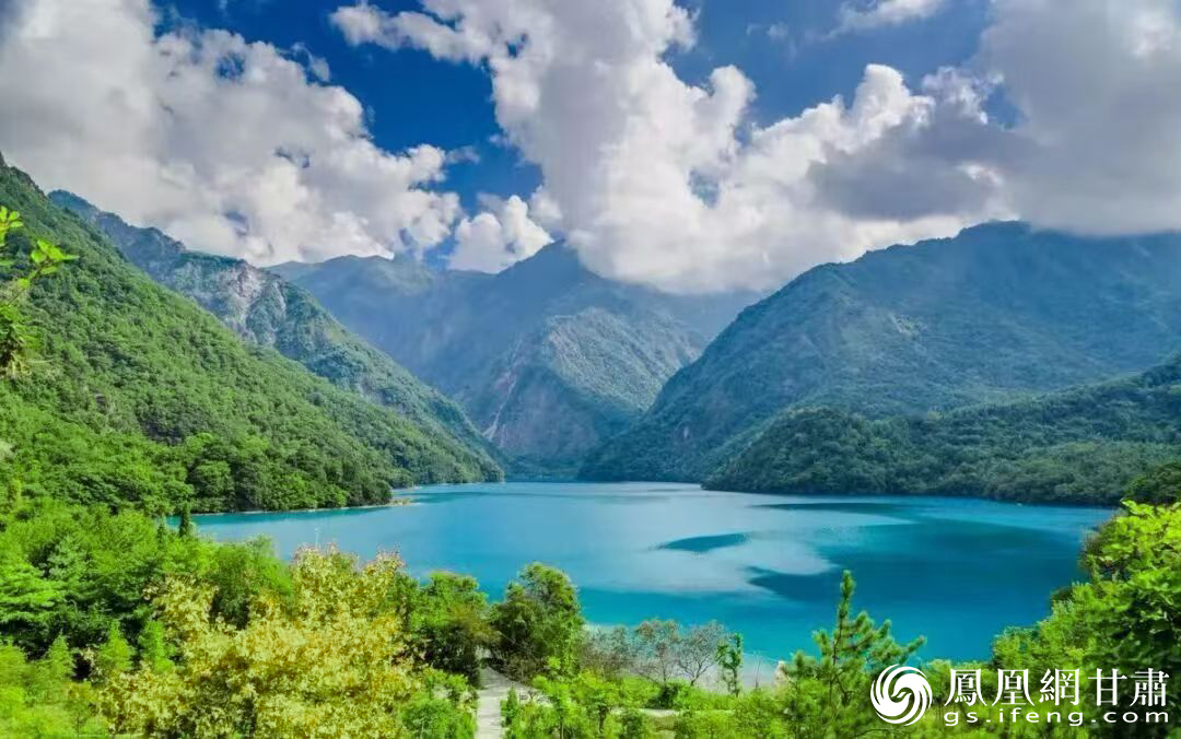 文县天池碧波荡漾，景色如画。陇南市文化广电和旅游局供图