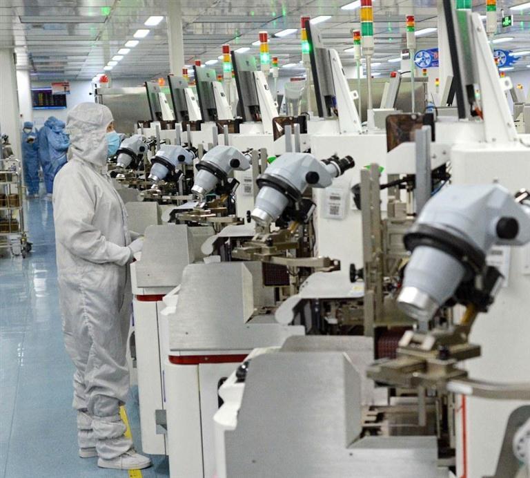 天水华天电子集团的工人正在车间抓紧生产 新甘肃·甘肃日报通讯员 孙镇