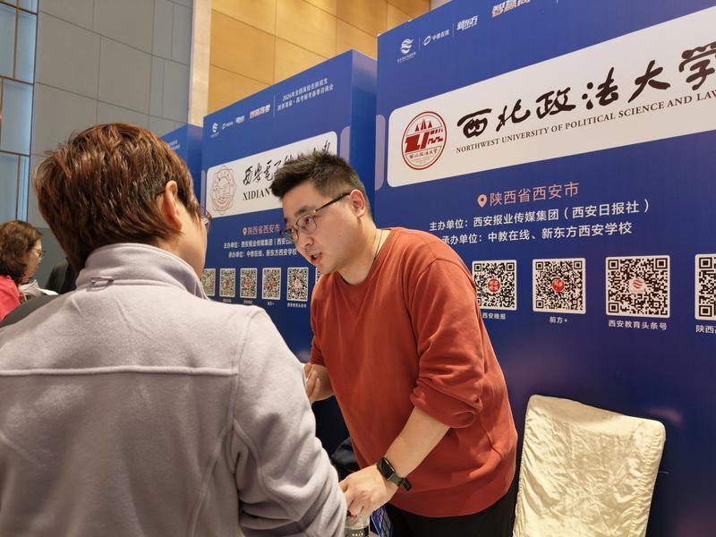 学生和家长询问得非常细致认真，学校招办工作人员答复得耐心、专业。