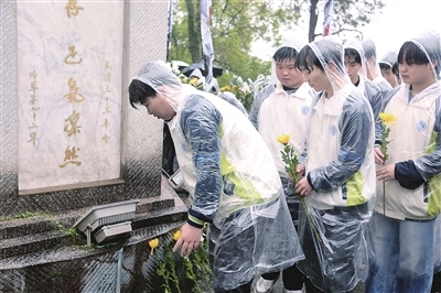 江西萍乡：清明祭英烈 青春续薪火（图）