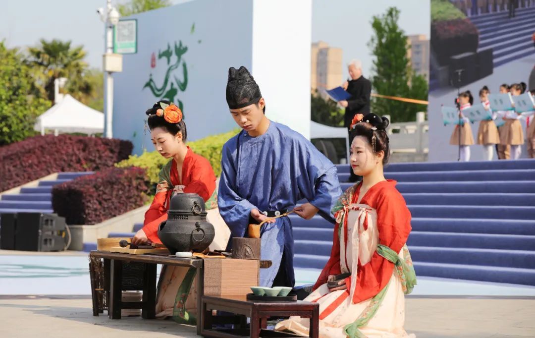天门茶艺师为宾客表演茶艺,所用器具均复制于《茶经》中的“二十四器”。