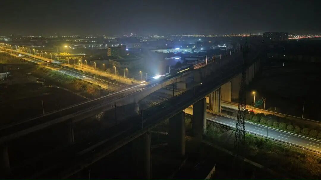 55033次检测列车行驶在南唐联络线上。(祝路平摄)