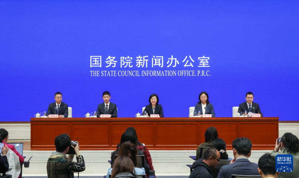 3月26日，国务院新闻办公室在北京举行新闻发布会，国家医保局副局长王文君、财政部社会保障司司长郭阳、国家医保局医药服务管理司司长黄心宇、国家医保局待遇保障司负责人张西凡介绍加快建立长期护理保险制度有关情况，并答记者问。新华社记者 张帆 摄