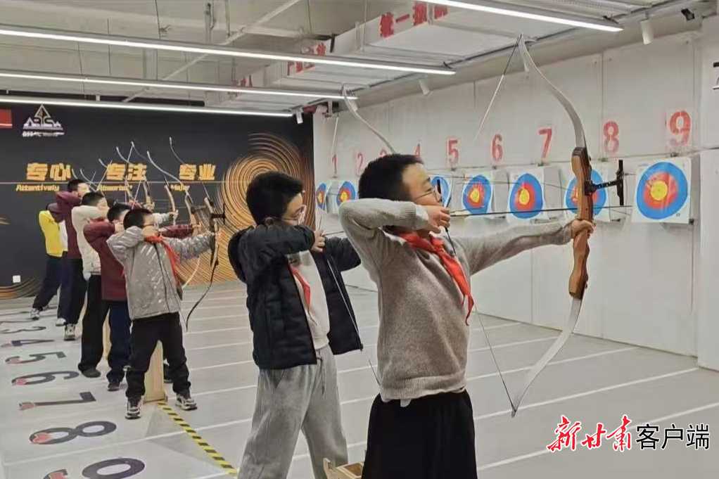 射箭社团的学生进行训练