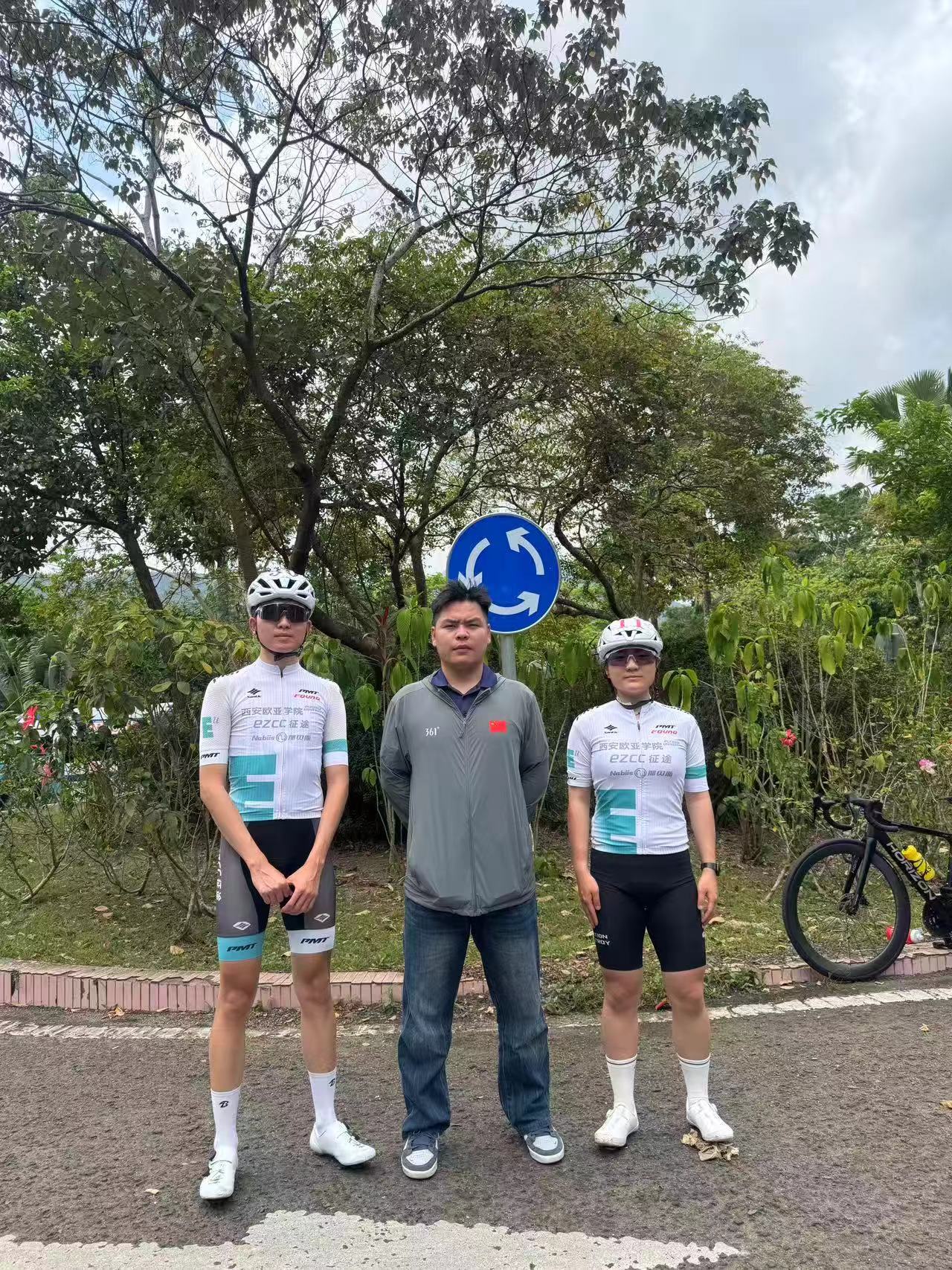 歐亞參賽學生和教練李文龍（中）