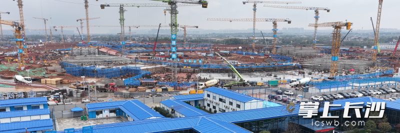 31日,长沙奥体中心建设现场一片热火朝天的景象。
