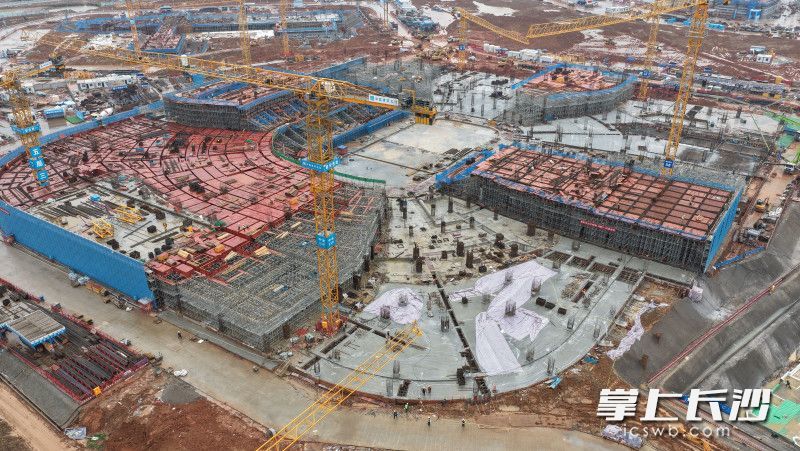 长沙奥体中心建设项目,顺利实现“正负零攻坚”节点目标,全面转入地上混凝土主体结构施工阶段。 均为长沙晚报全媒体记者邓迪摄