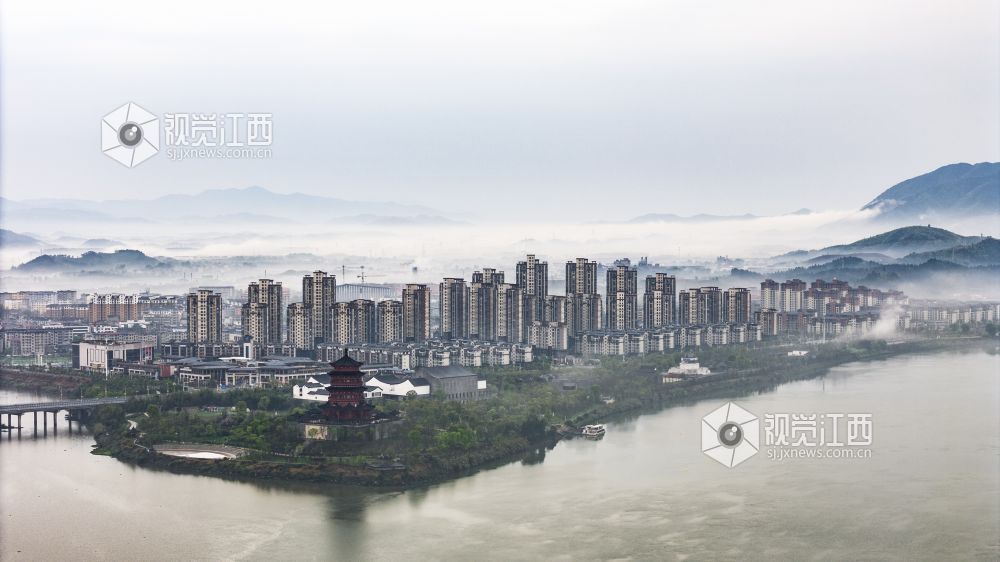 暴雨过后，吉水清晨天朗气清，经雨水冲刷后的景致洁净透亮，天地间澄澈如新，处处彰显着雨后的清新与生机，构成一幅雅致的清晨图景。