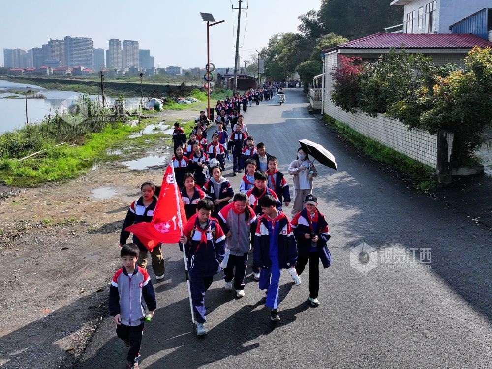 江西芦溪:远足活动 锤炼身心(图)