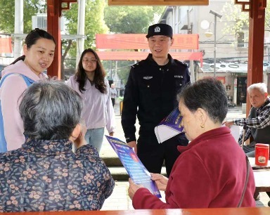 警号“032078”归来：很像他的父亲鄂红兵