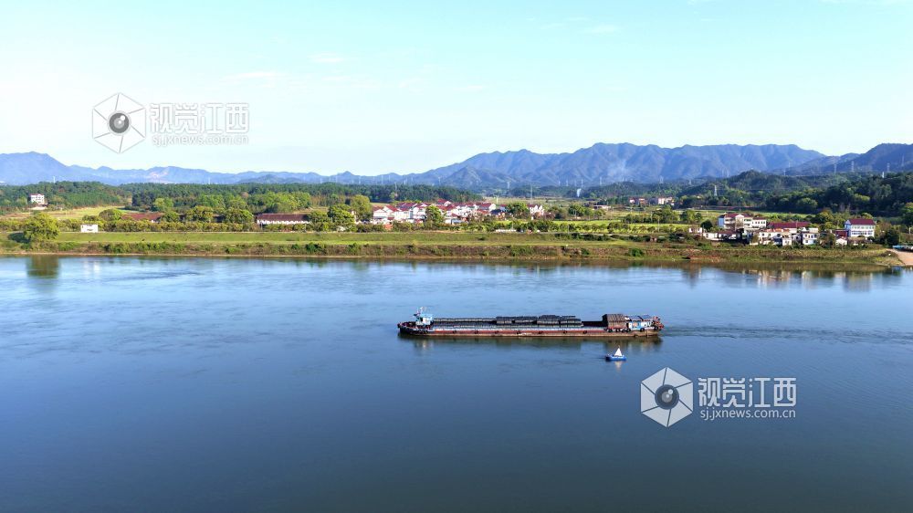 2026年4月1日，赣江流域江西省吉安市峡江县巴邱段，满载物资的货运船舶在江面上有序航行。