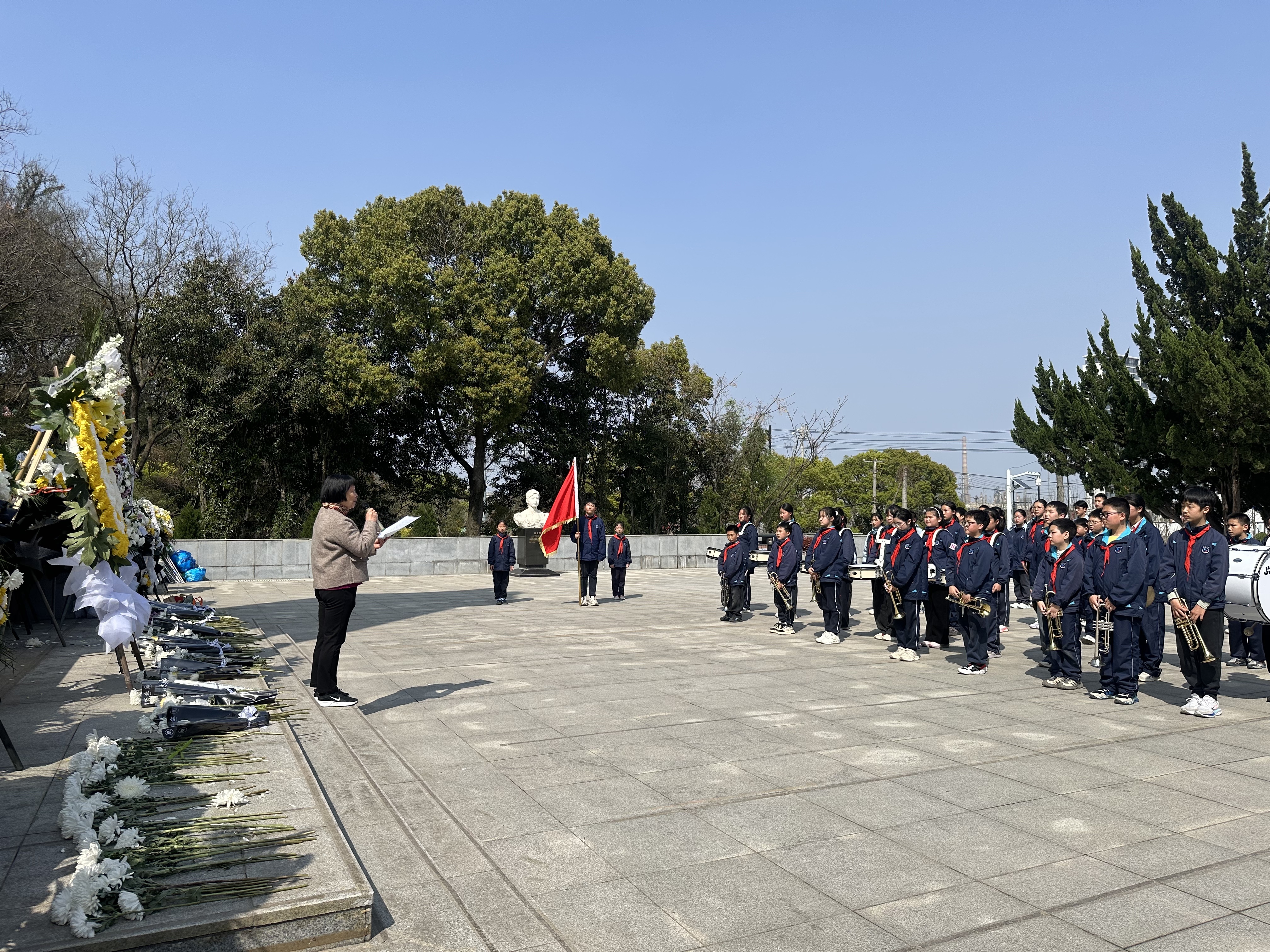 纪念碑前的思政课,他们讲了21年