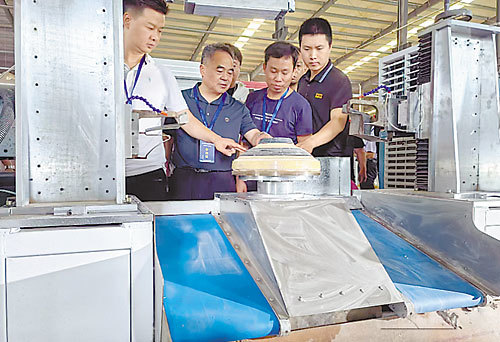 芦溪县的“沙盒”企业走进优秀电瓷企业参观。