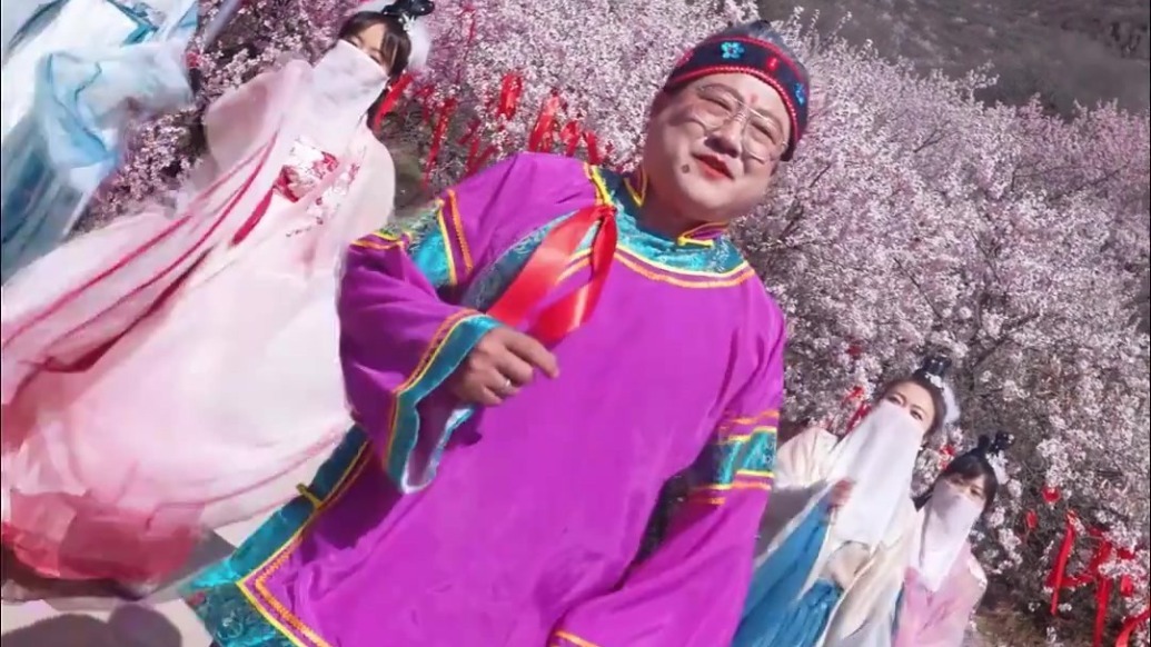 崆峒山喜婆婆驾到嗨翻天　桃花节快乐加倍