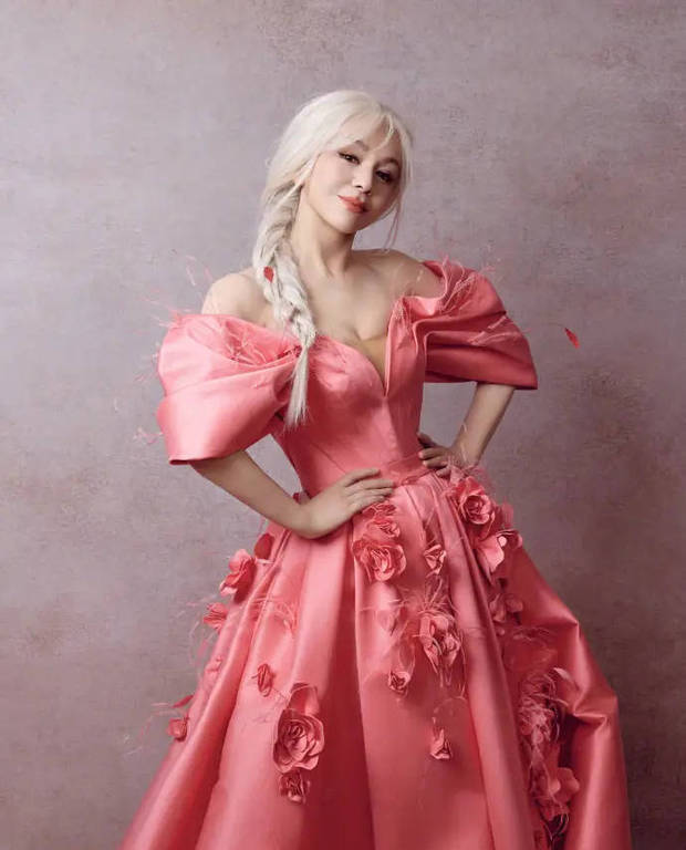 搜狐娱乐讯 近日，王琳晒出自己穿粉色长裙的美照，一头银发太抢镜，有点“冰雪女王”的既视感。