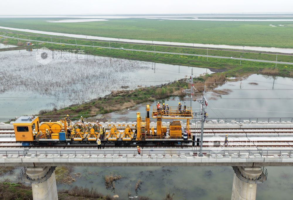 3月28日，中铁武汉电气化局的施工人员和南铁南昌供电段的技术人员正在京港高铁昌九段庐山南站至共青城东站区间架设首条接触网导线。