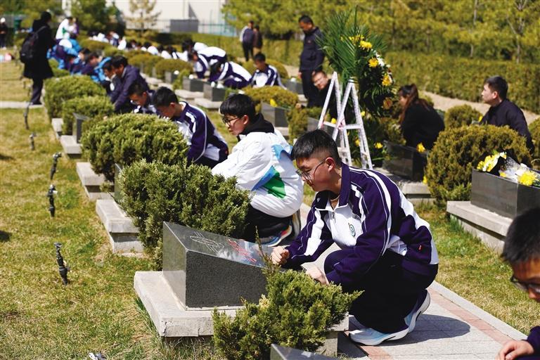 擦拭墓碑　记者　马军　摄