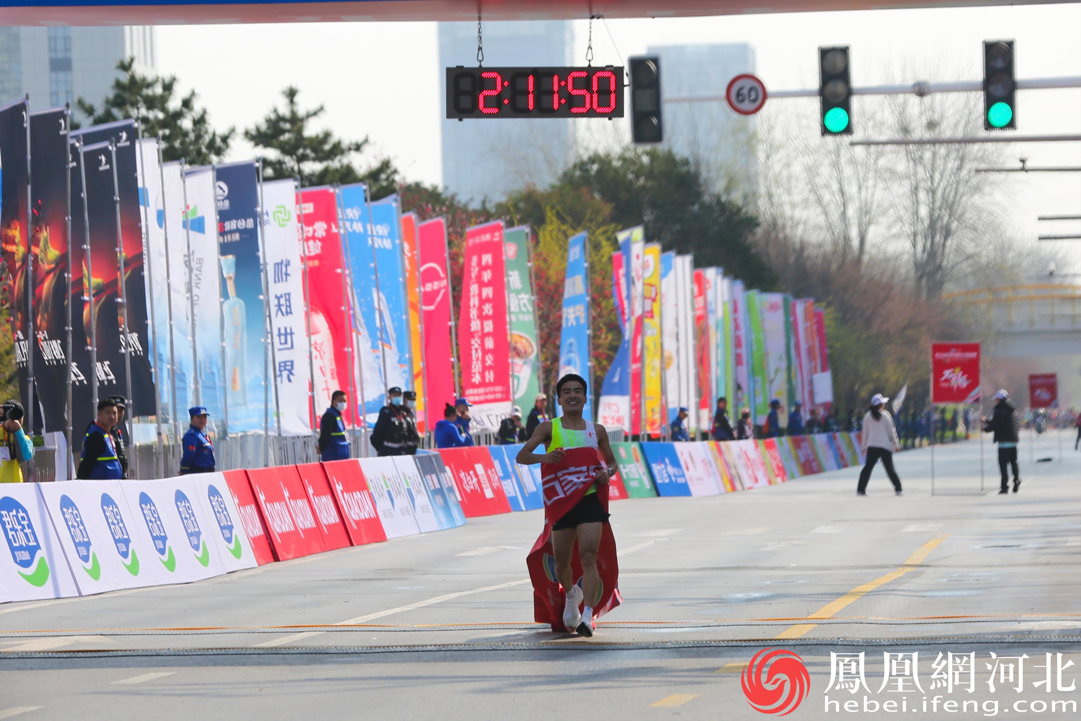 冠军冲线 李卓然摄