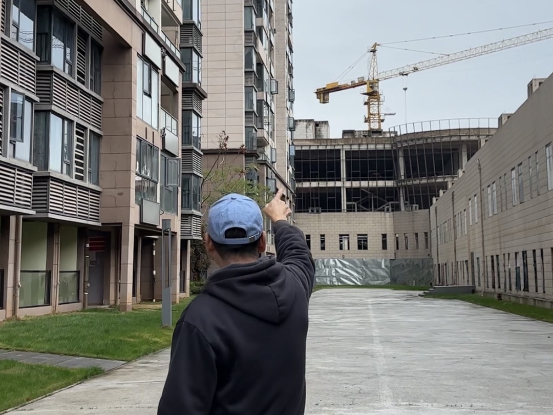 小区旁烂尾工地塔吊风一吹就转