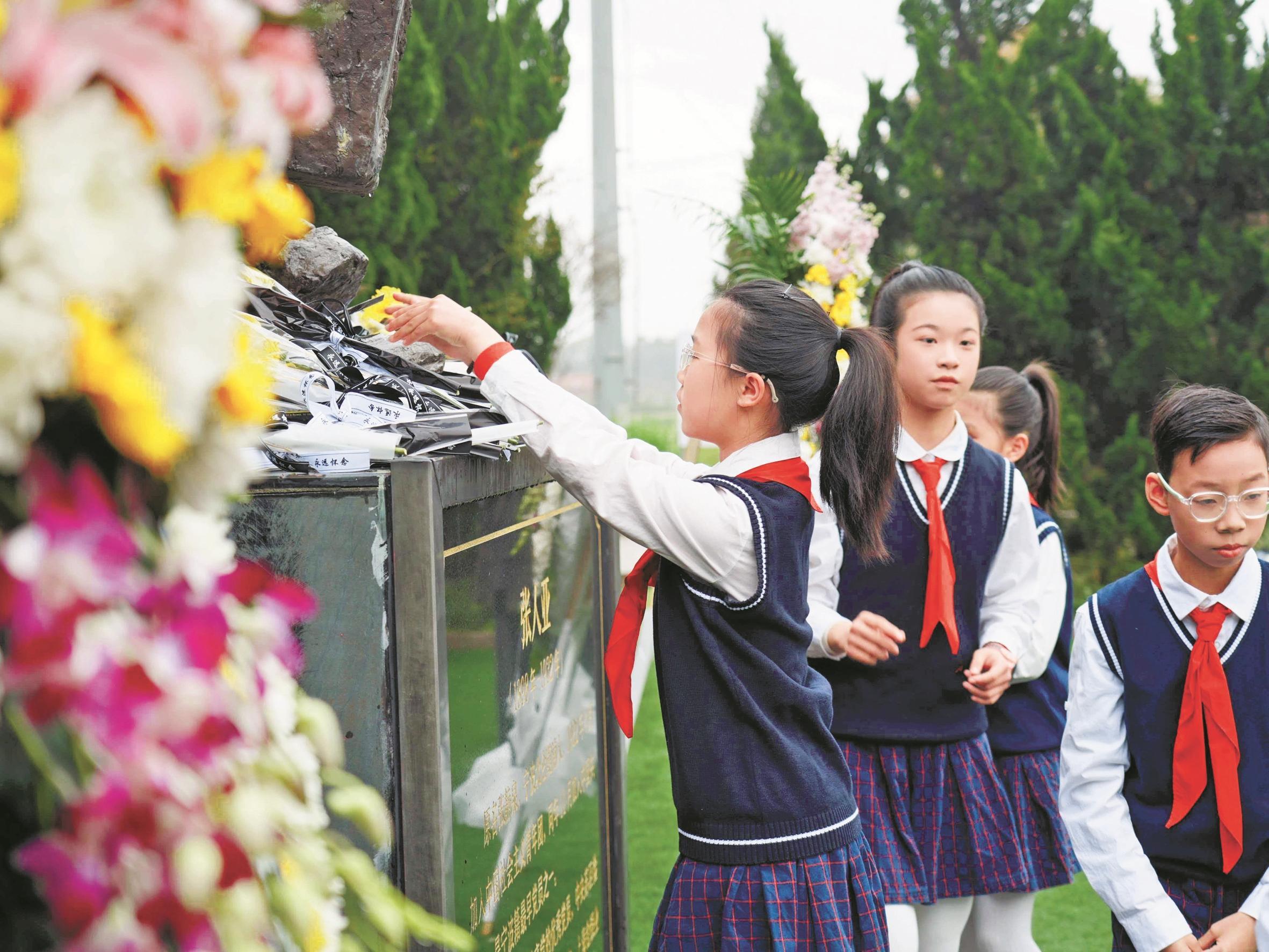 比生命更重要”的信仰代代传  全市各行业党员、团员和少先队员代表祭奠张人亚