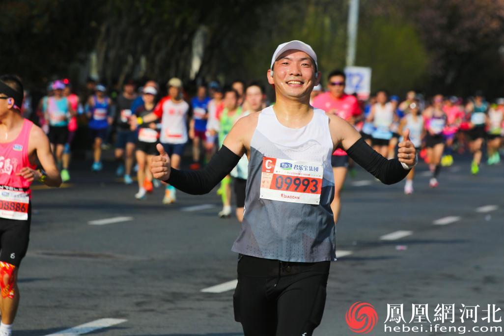 跑步过程中，赛道两侧的观众不时地为选手们加油，现场人气高涨。李卓然摄