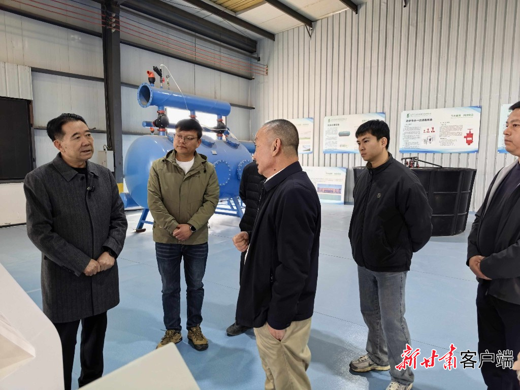 马忠明委员(左一)在企业调研