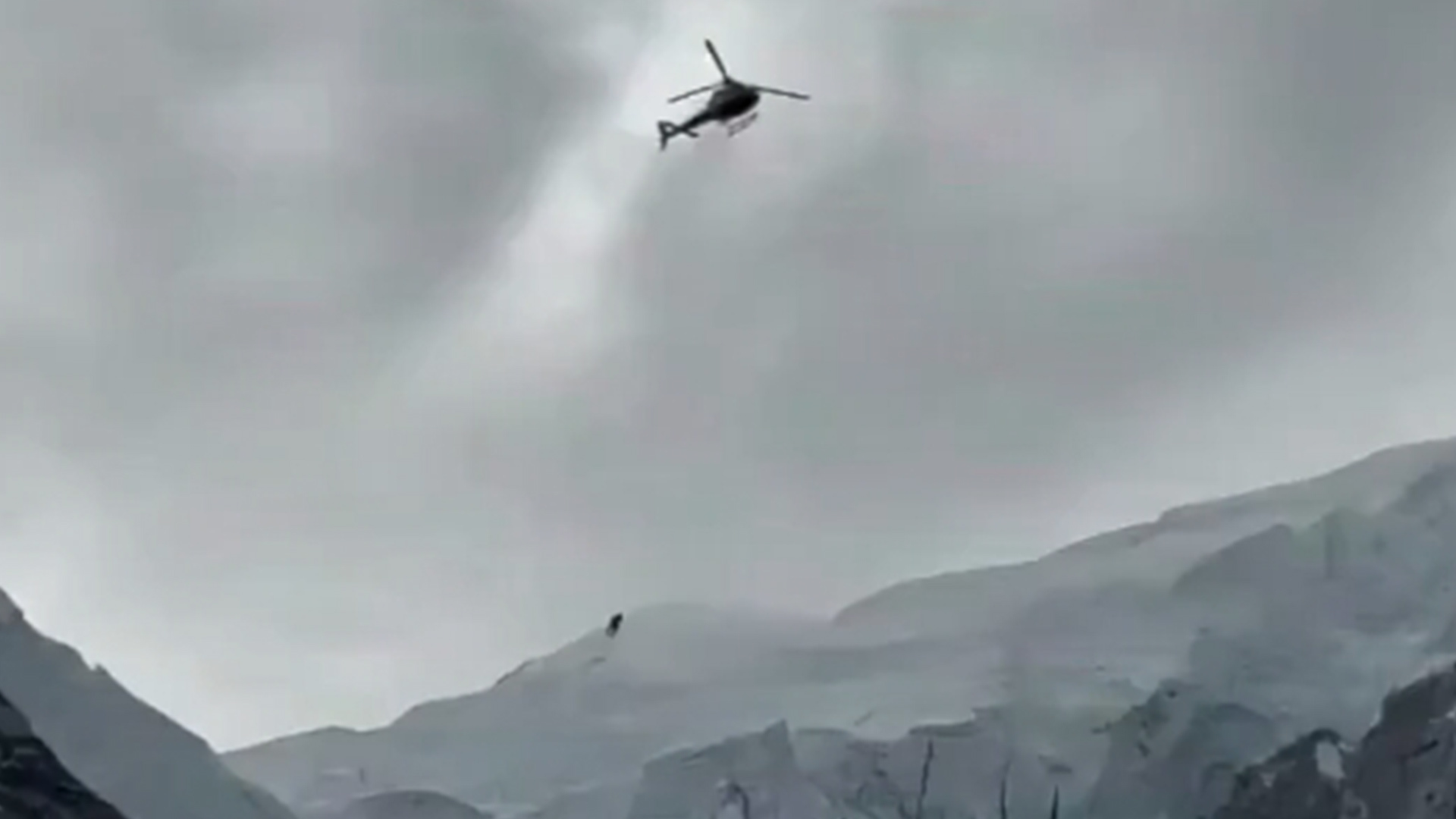 珠峰向导被控给外国登山者下药，在食物中添加小苏打诱发高反“假象”，制造虚假救援从而骗保，涉案金额近1.4亿