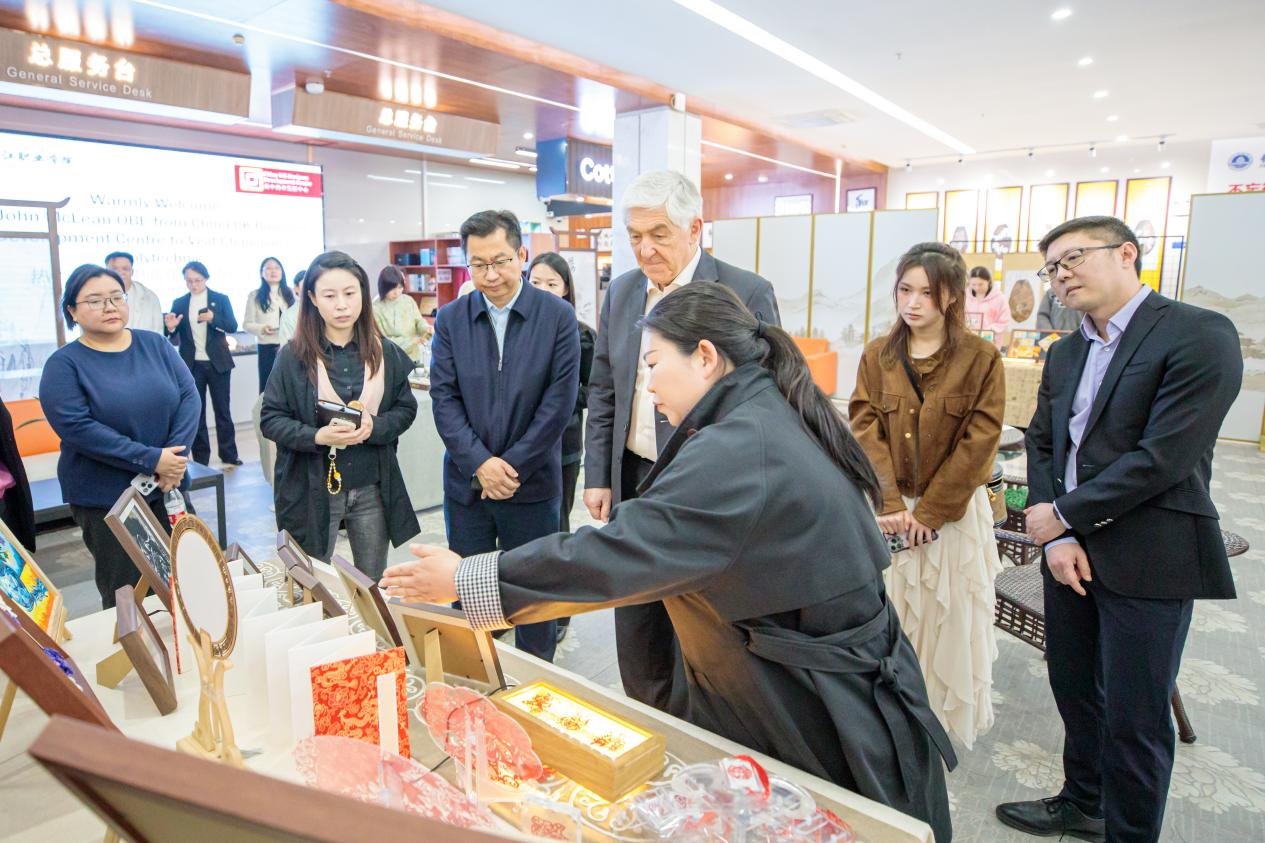 英中商业发展中心主席约翰·麦克莱恩访问长江职业学院