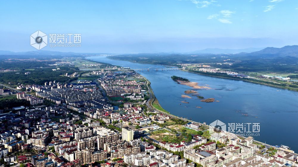 2026年4月1日,江西省吉安市峡江县巴邱镇赣江岸线,水清岸绿景美,与民居、青山、碧水相映衬,宛如一幅美丽的春日生态画卷。