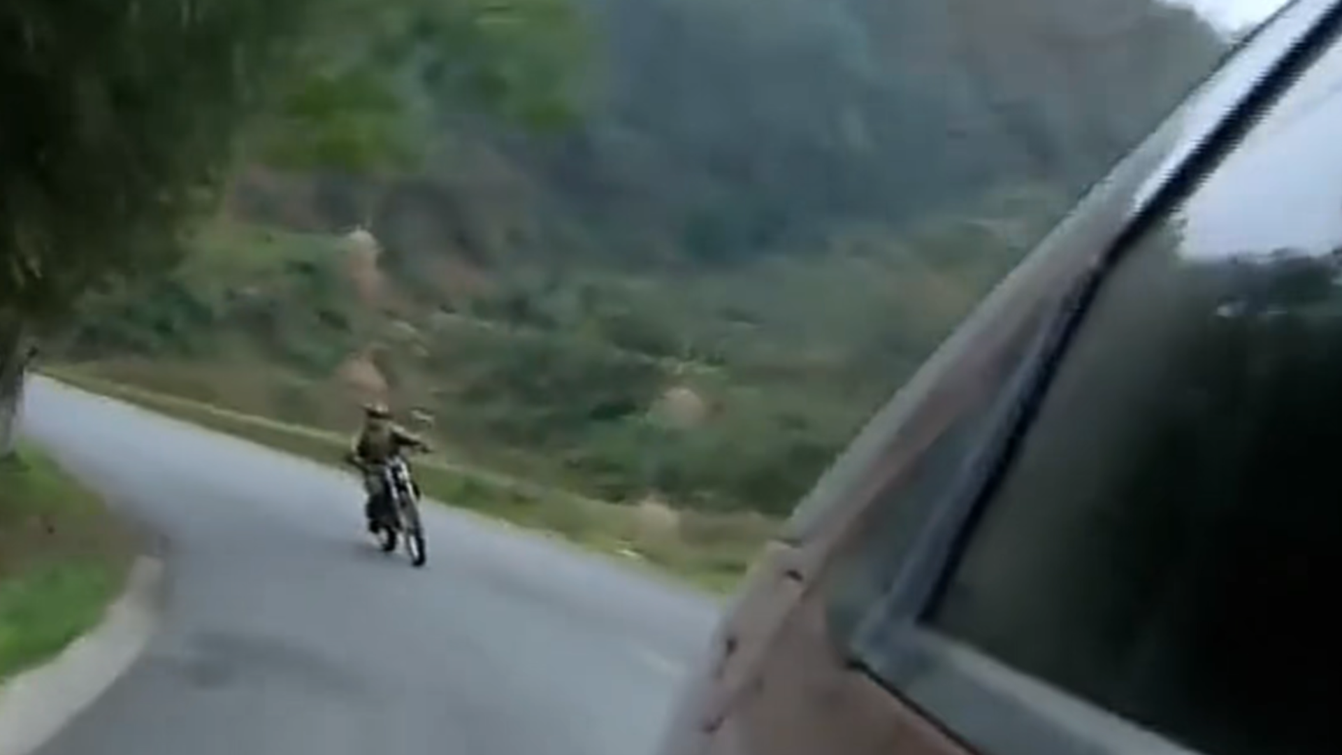 真正的飞驰人生！张雪20年前纪录片刷屏，冒雨追记者100公里只为一个“不后悔” ，当我的努力是对手十倍时，冠军就该是我的