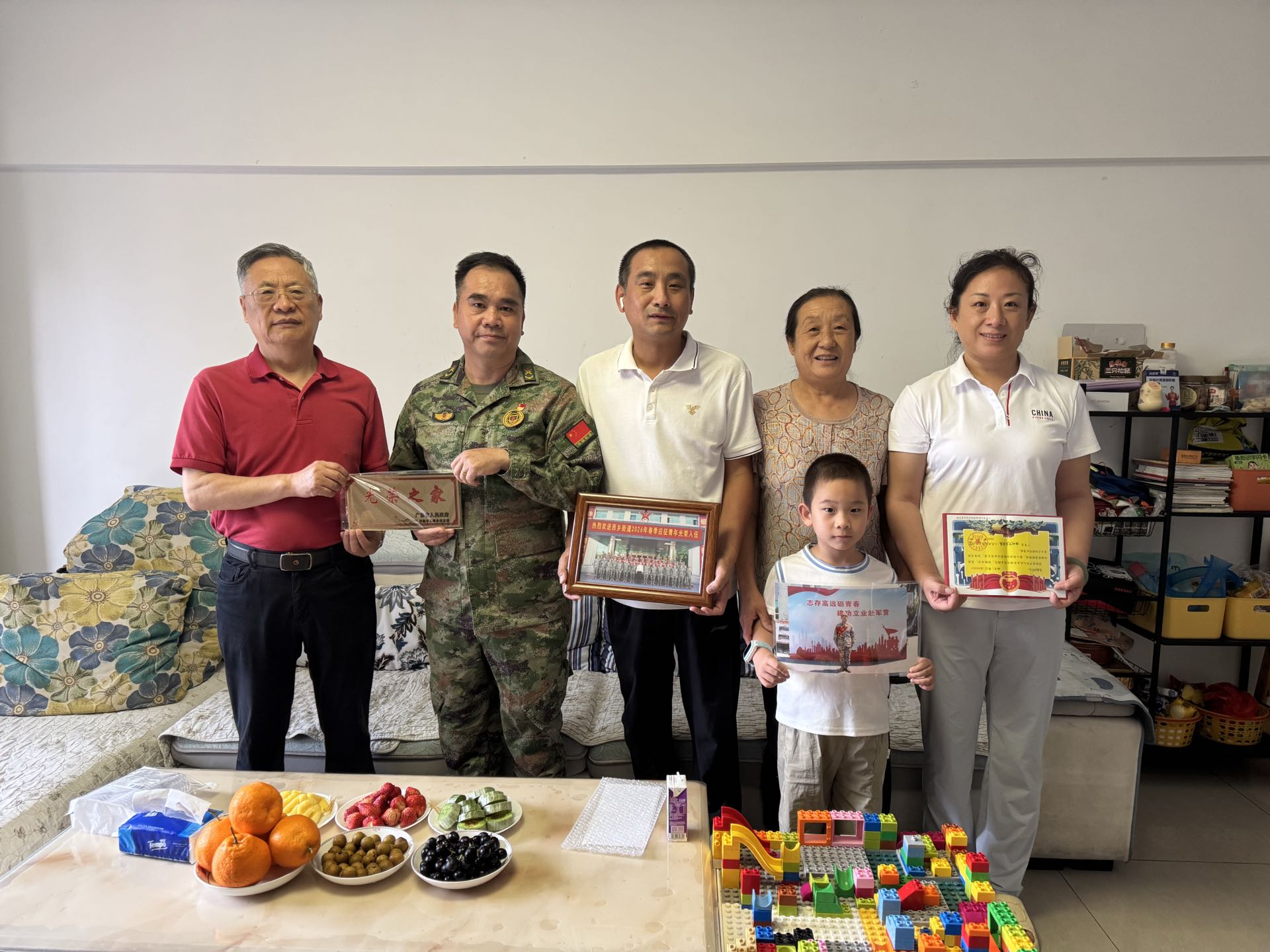一人参军，全家光荣！西乡街道蚝业社区为入伍新兵家庭集中送达入伍喜报