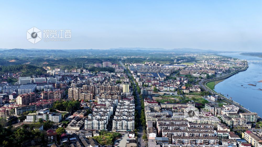 2026年4月1日,江西省吉安市峡江县巴邱镇赣江岸线,水清岸绿景美,与民居、青山、碧水相映衬,宛如一幅美丽的春日生态画卷。