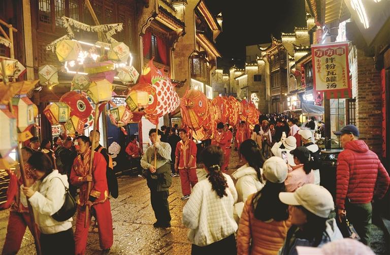 婺源弦高城鱼灯表演。 卓忠伟 摄