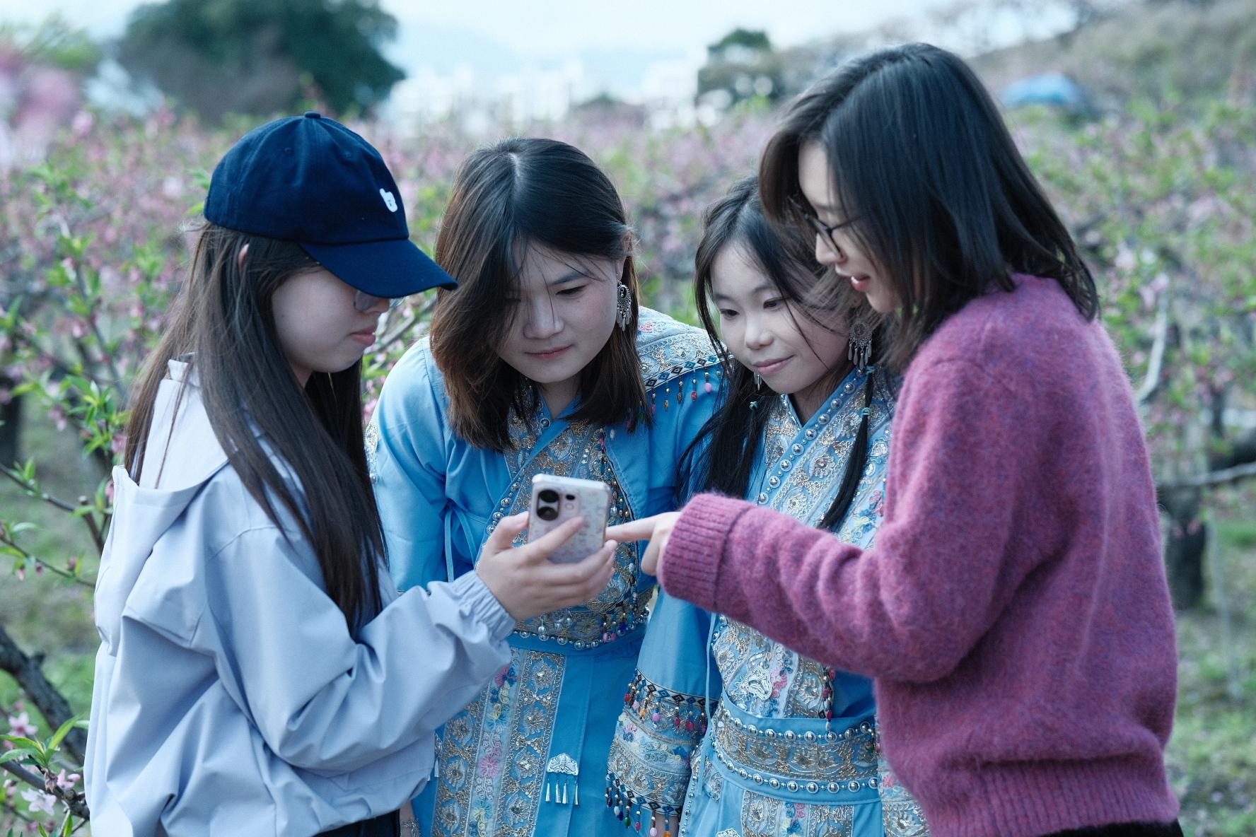 从教室到田野：这所高校的课堂竟然“搬”进了千亩桃林！