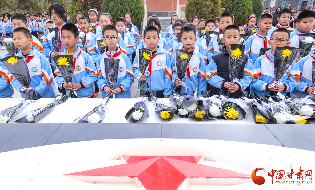3月30日，高金城烈士纪念馆内，张掖市甘州区北街小学的同学们向红西路军烈士纪念碑敬献鲜花。