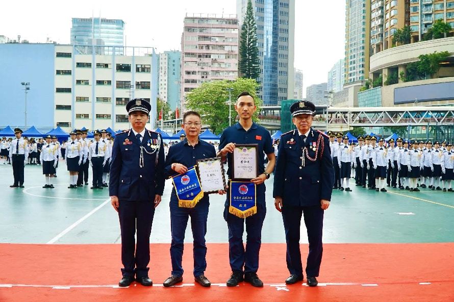 香港升旗队总会主席周世耀、会长李文金向深圳少年警营送感谢状与致意旗